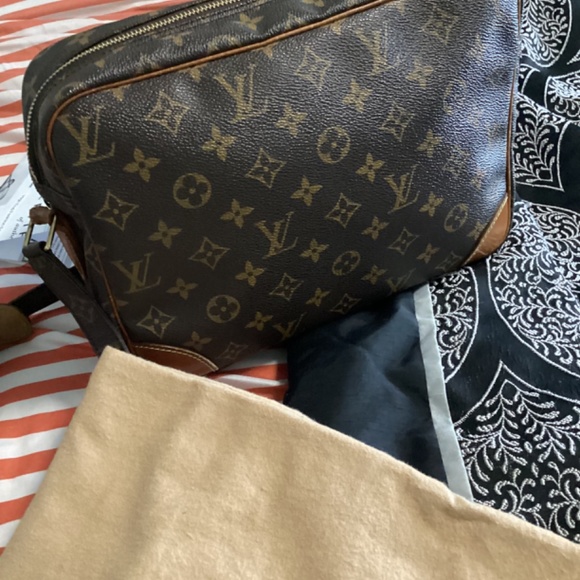 Louis Vuitton - Picture 3 of 5